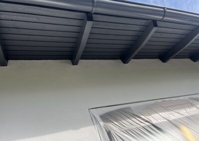 Holzverkleidung, Dachbalken lasurien